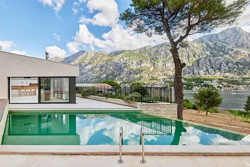 Luxurious villas with panoramic sea and bay views